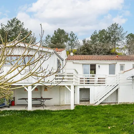 Bouillats 28 Holiday home